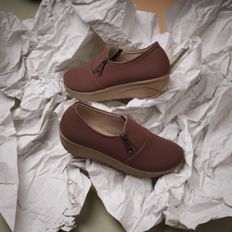 Sepatu Wanita Aqila Terbaru slip on Brand Chaeena' Brown S 017 Sepatu kasual Terlaris