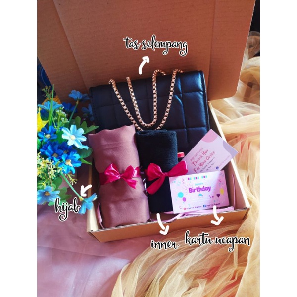 

hampers box cewek ulang tahun isi tas selempang dan hijab/hampers wisudah/hampers pernikahan