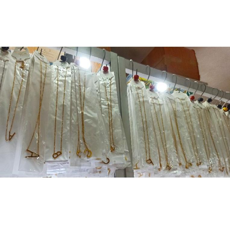 Kekinian ||38o, KALUNG ABJAD KALUNG TITANIUM HURUF KECIL WARNA EMAS