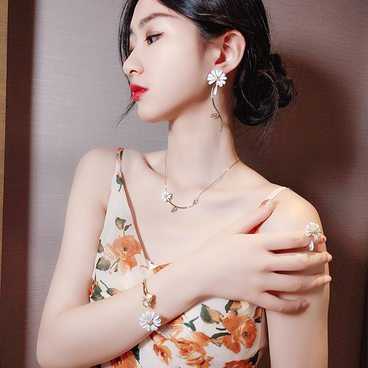 XiaoboACC 925 Silver Needle Korean Fashion Cute Daisy Earrings Clavicle Chain Necklace Daisy Bracelet Daisy Ring