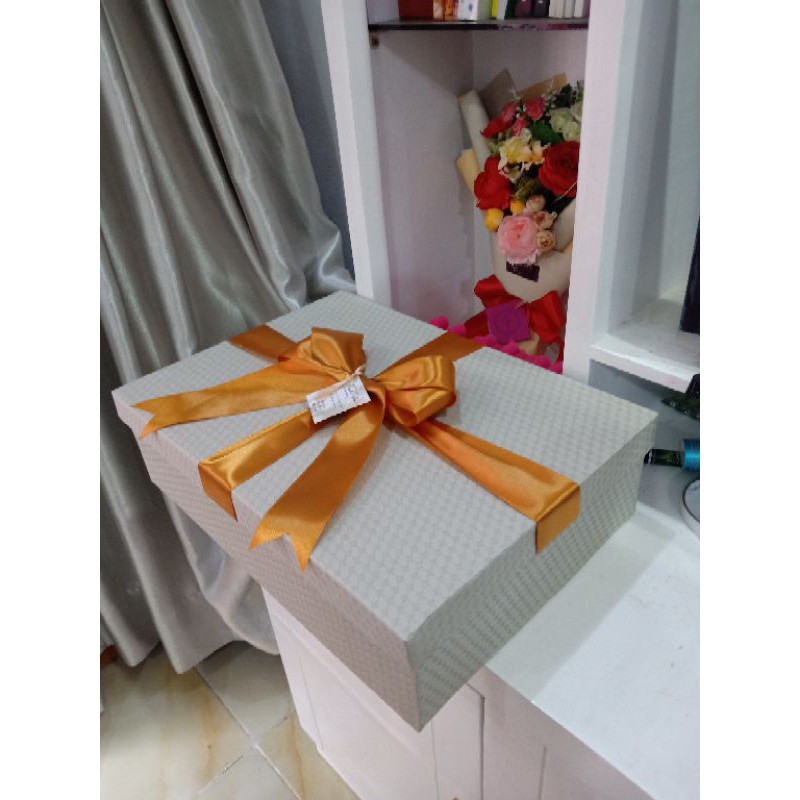 

Kotak kado ukuran 40x28x10cm hanya menerima pengiriman gosameday tidak untuk luar kota