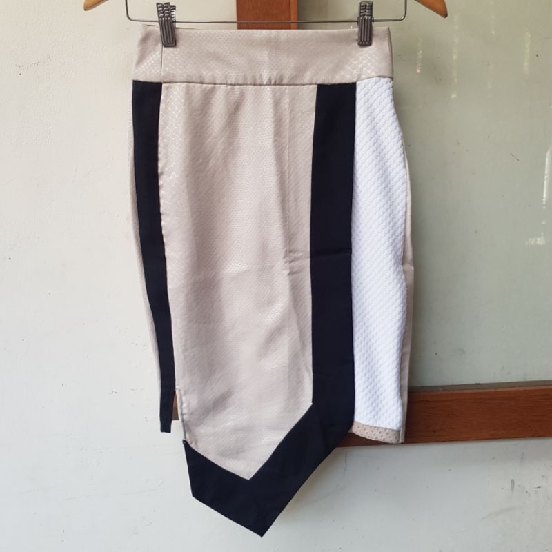 Preloved OLINE WORKROBE Assymetrical Skirt