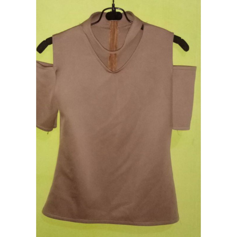 Baju wanita bahu bolong