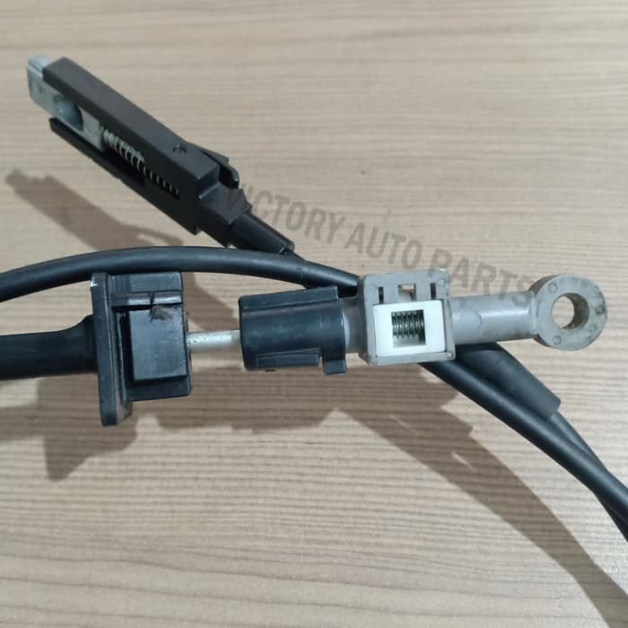 Tali Kabel Tarikan Bagasi Tangki Tutup Bensin Suxuki SX4 X-Over X Over Cross Over Asli ORI COPOTAN