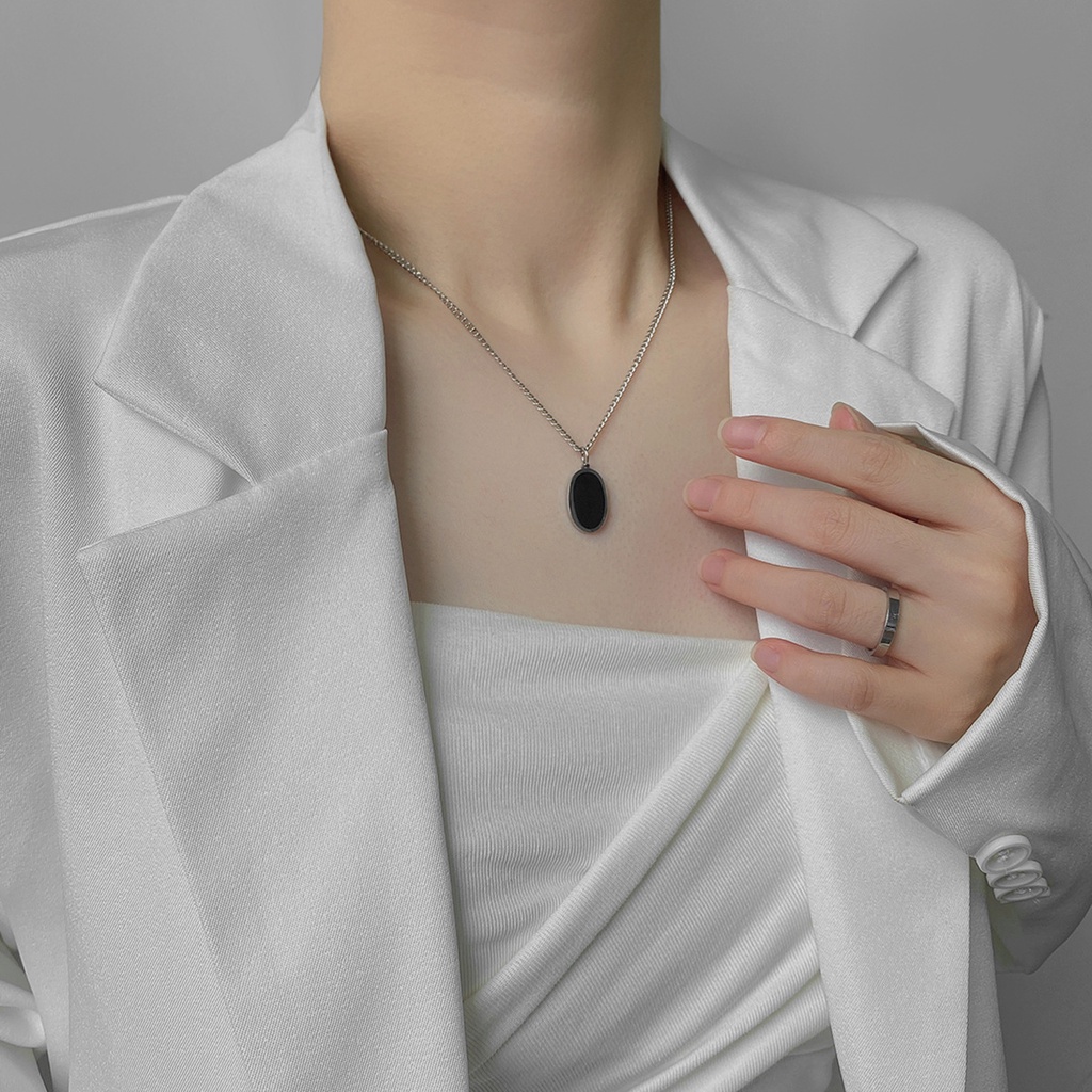 ZICO gaya yang sama hitam oval liontin titanium steel necklace ins Angin Net Merah sederhana tempera