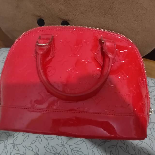 Tas LV merah