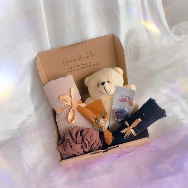 

Kirim Langsung.. Gift Box Pashmina Ceruty Plisket / Hampers Pashmina Ceruty Plisket / Box Hampers F00