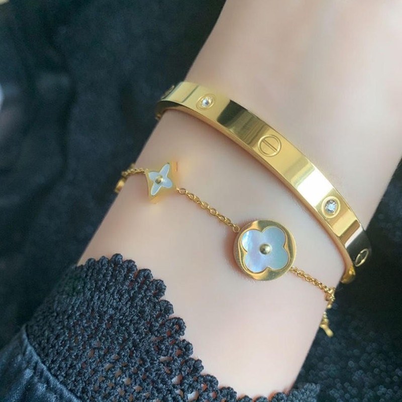 Gelang Titanium Fritillary Semanggi Beruntung Wanita Anti Karat Perhiasan Emas 18k Temperamen Korea