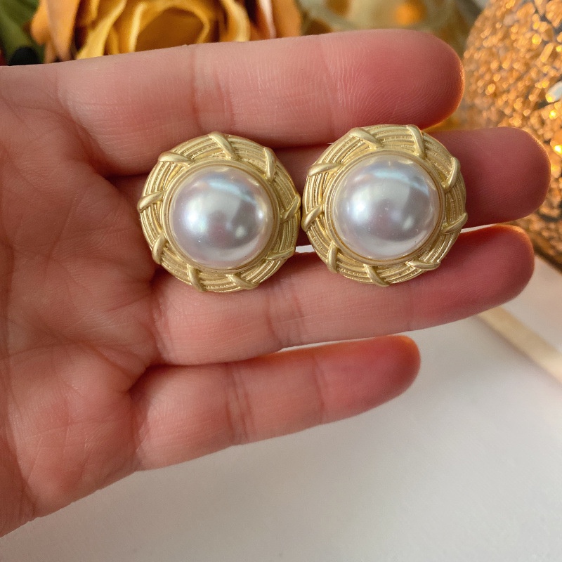 Anting Tusuk Gantung Temperament Desain Bulat Hollow Hias Mutiara Gaya Mewahretroistana Untuk Wanita