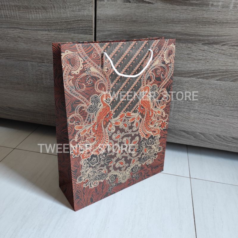 

Tas Kertas Batik GMC BT01 300x390x100mm | Paper Bag Kado Besar