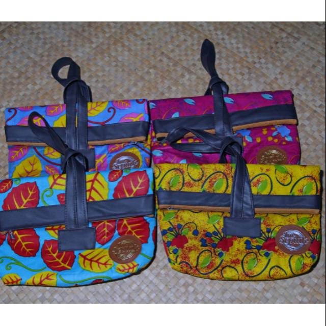 Pouch Besar Gantungan Motif Daun Simpor dan Buah Kremunting