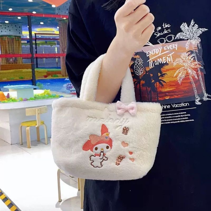 Tas Tenteng Bulu Sanrio Character Contestants CINNAMOROLL / Tote Bag Sanrio White Lucu Imut Gemoy Empuk Halus Karakter Kartun Cinnamoroll My Melody / Hand Bag Bulu Sanrio / Bucket Bag Bulu Sanrio