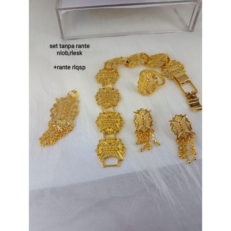 replika mas (satu set kalung,gelang,cincin, anting ) mewah, cantik,dan pasti awet free box