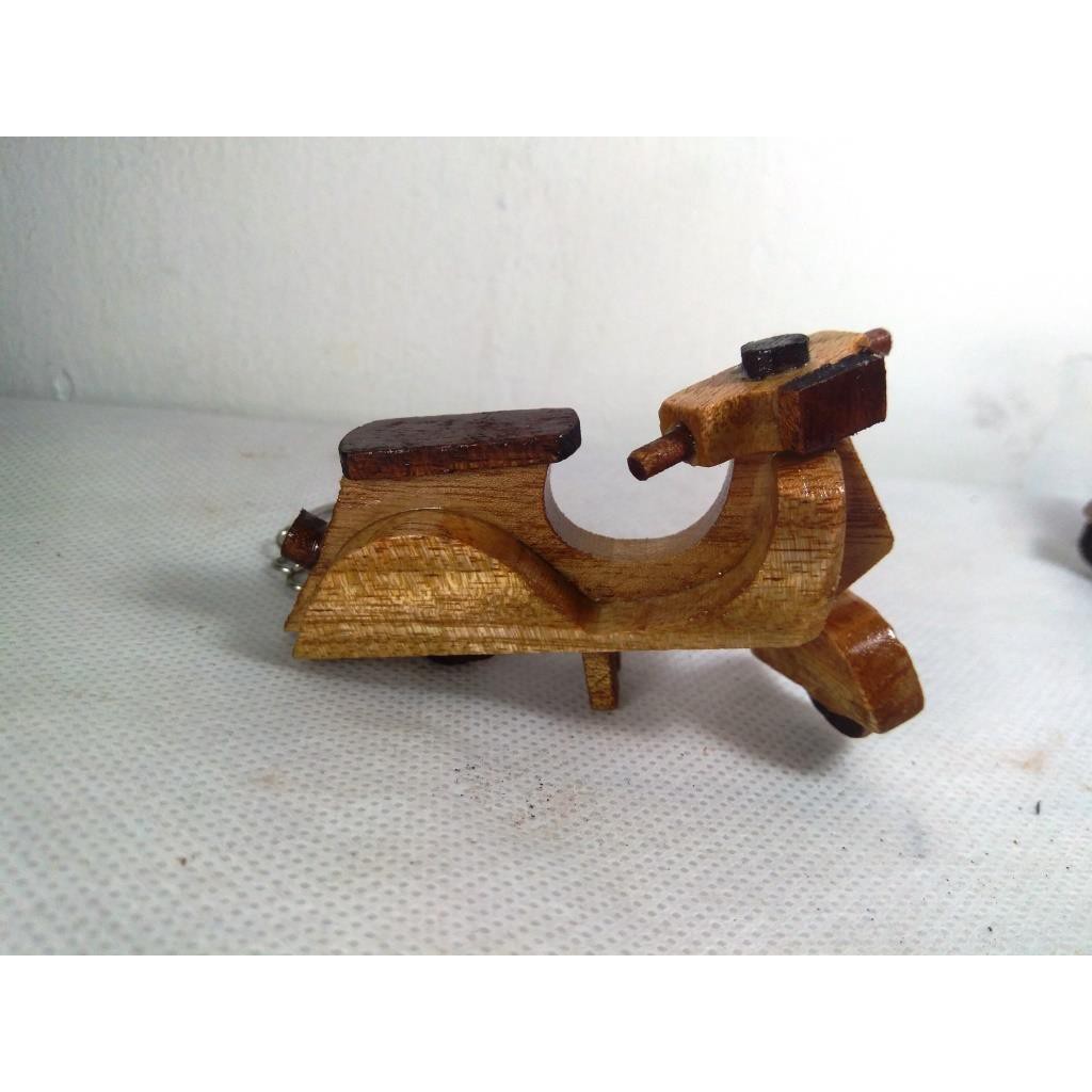 GANTUNGAN KUNCI. SOUVENIR UNIK. OLEH OLEH JOGJA MINIATUR VESPA BAHAN KAYU