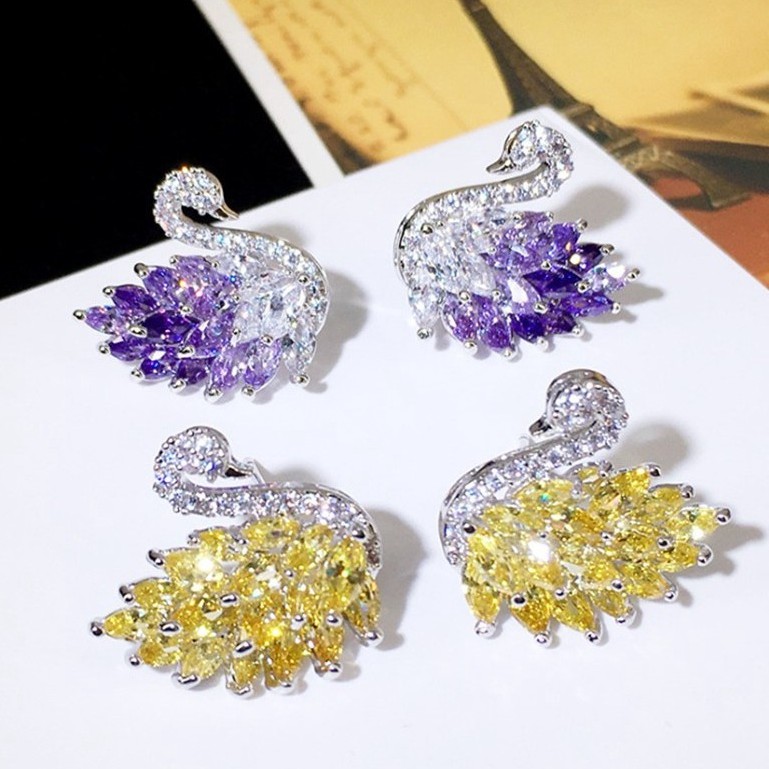 Anting Tusuk Bentuk Angsa Hias Berlian Imitasi Warna Silver Elegan untuk Wanita