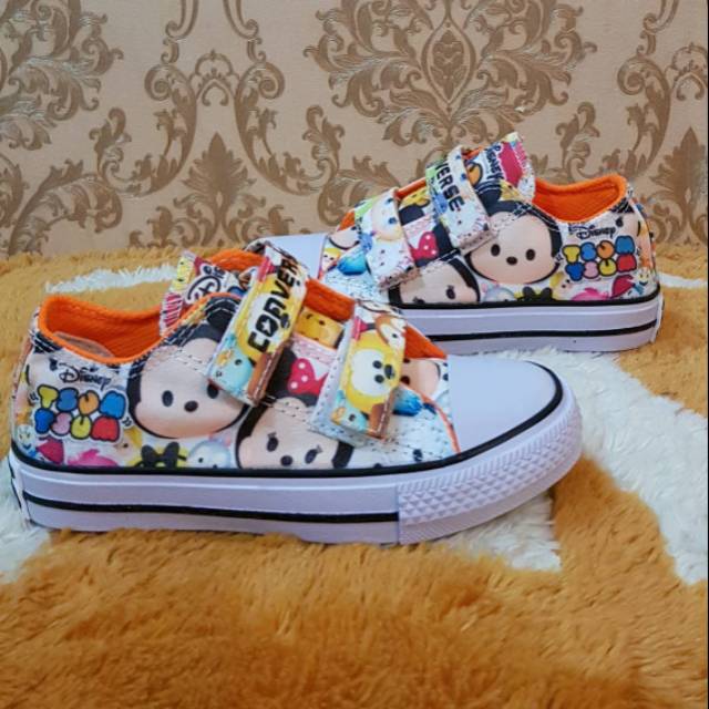 Sepatu perekat converse tsum tsum