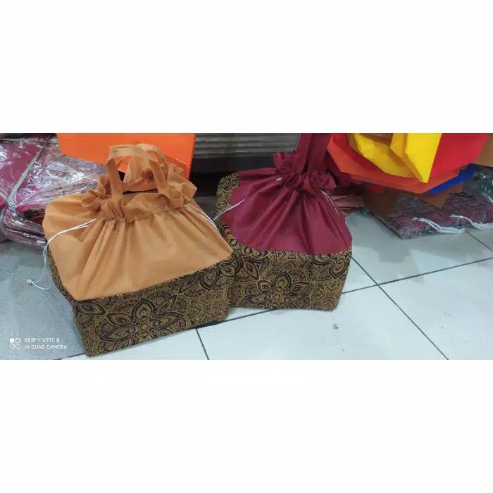 

✨ BISA COD ✨ TAS BESEK SPUNBOND MOTIF BATIK BOX 25x25 ( LUSIN )