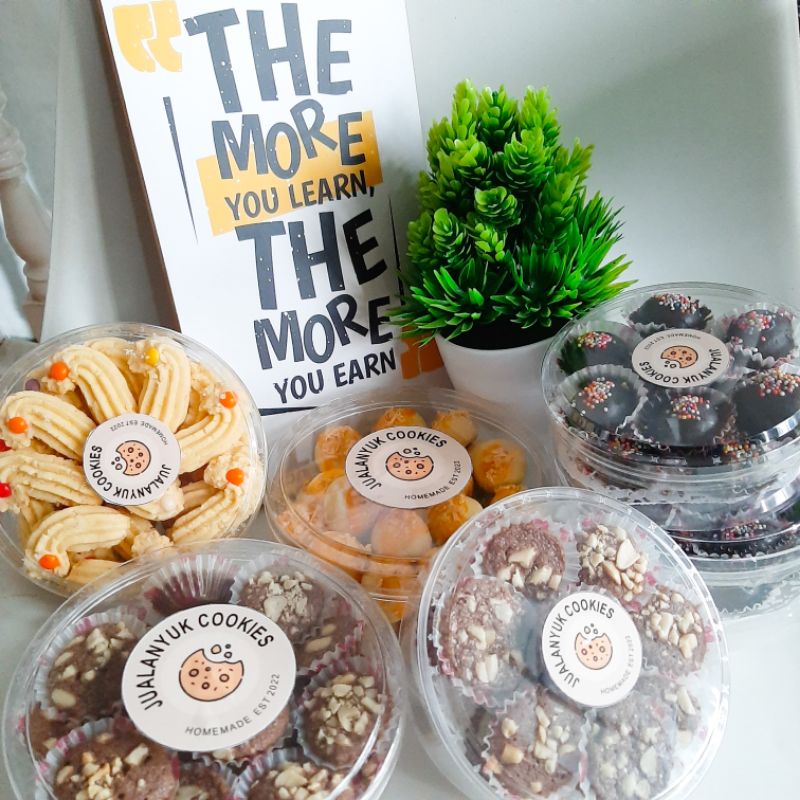 

Kue Kering Brownies, Sagu, Bola Coklat, Nastar Keju