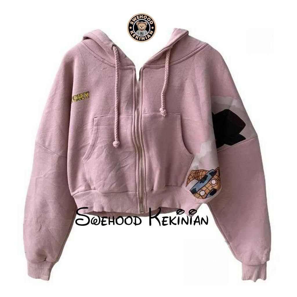 WOODY TOY STORY TARO GEMOY ZIPPER PREMIUM Jacket Crewneck Sweater Hoodie Wanita Kekinian Oversize Fashion Outfit Ootd Korean Style Jaket Krunek Suiter Hudie Jicket Crewnek Sweter Hody Cewek Remaja Bahan Fleece Tebal LD 110 PB 45