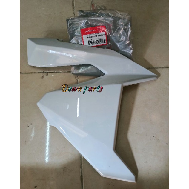 cover sayap depan kanan vario 125 150 led lama putih 64501K59A10RSW. original ahm