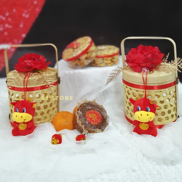

Box hampers imlek keranjang unik 2021boneka
