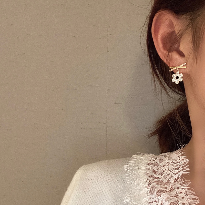 Bunga stud anting-anting wanita online influencer sederhana anggun cross anting-anting kecil semua-y