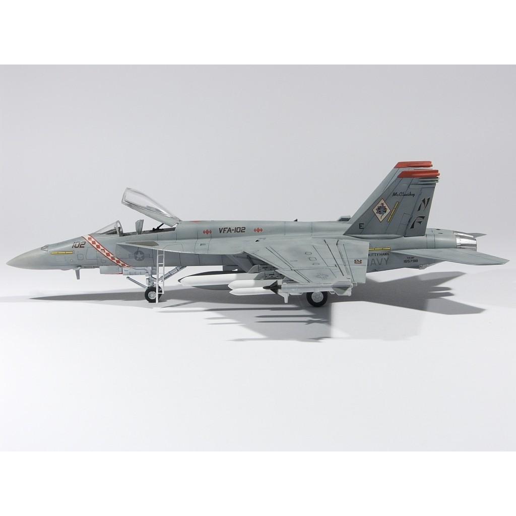 Tamiya 60746 1/72 Boeing F-A-18E Super Hornet