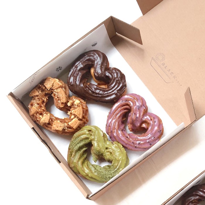 

Donat cruller Valentine edition box isi 4