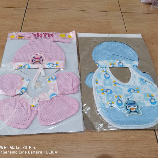 Topi bayi dengan sarung tangan dan celemek set