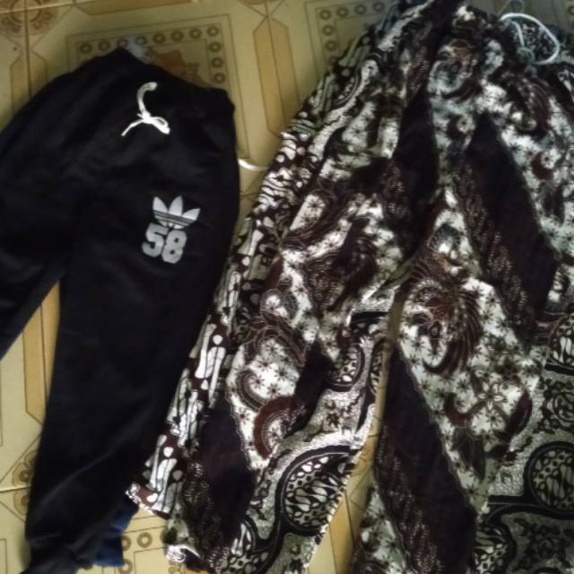 Celana joker sama celana batik