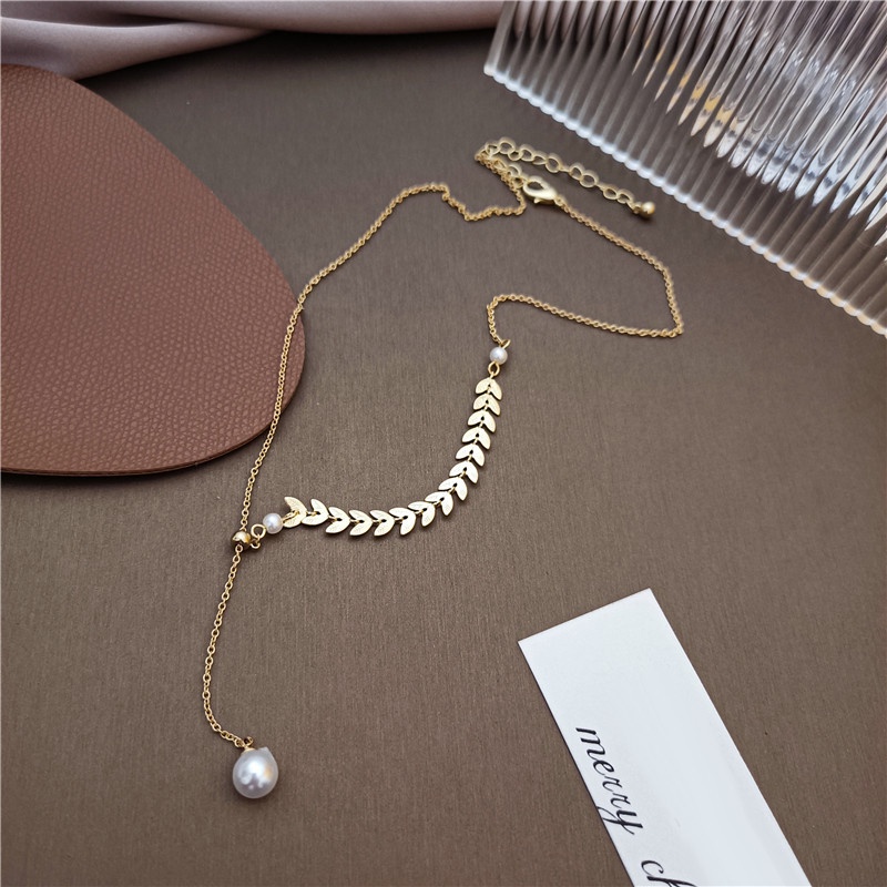 Kalung Rantai Dengan Liontin Mutiara Asimetris Warna Emas Untuk Wanita