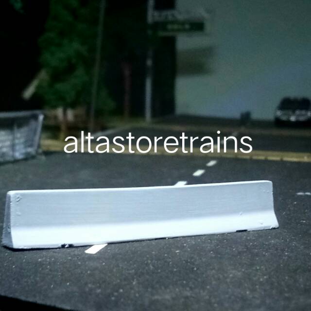 

Miniatur barrier beton pembatas jalan