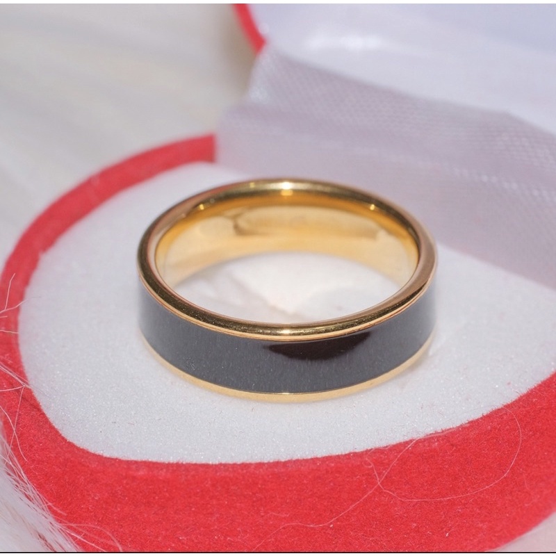 cincin kawin dan tunangan lis hitam anti karat dan anti alergi lapis emas gratis kotak cincin