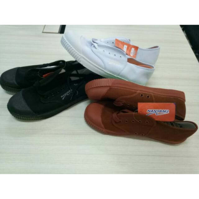 Sepatu olahraga sepak takraw