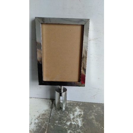 

Display Signage Stainless A4 diatas Tiang antrian