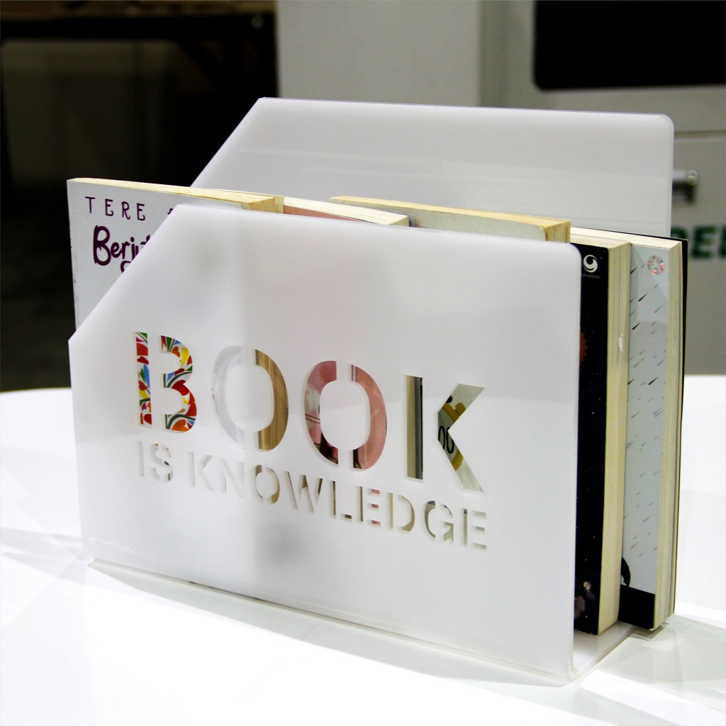 Standing Book Display Warna Putih dan Hitam