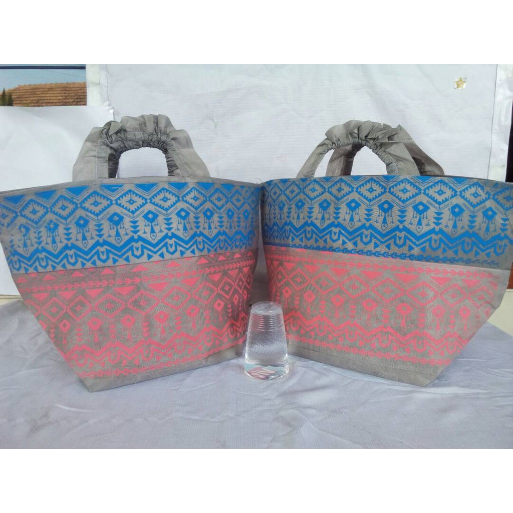 

TENTENG RENDA 22x22 tas spunbond goodie goody bag wanita