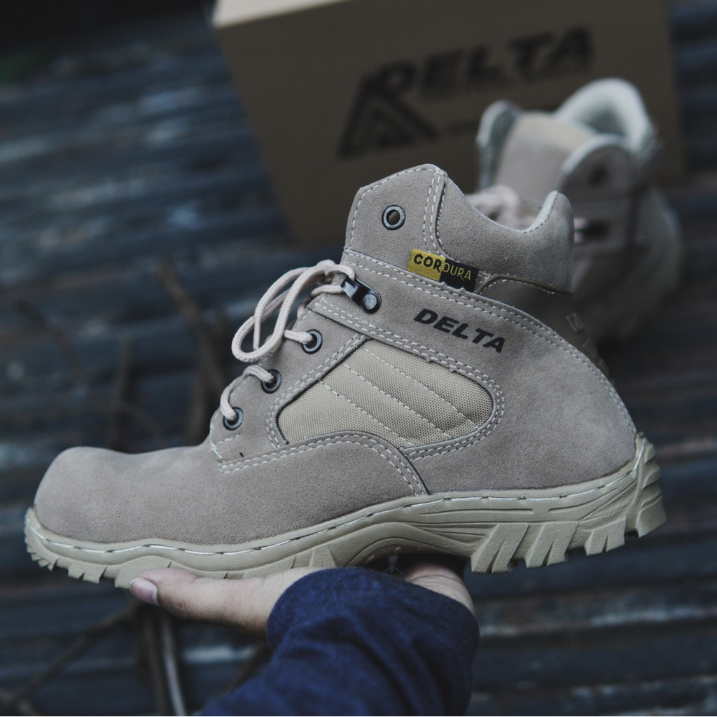 sepatu pria safety DLTA pendek cream ujung besi bahan kulit suede