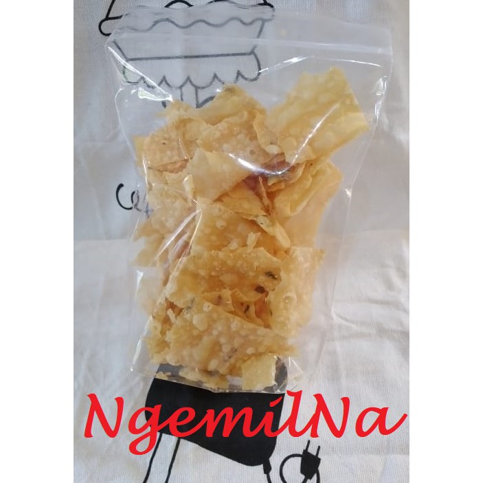 

Kripik Pangsit Bawang 200grm Krupuk Snack Cemilan Garing Gurih Renyah Kering