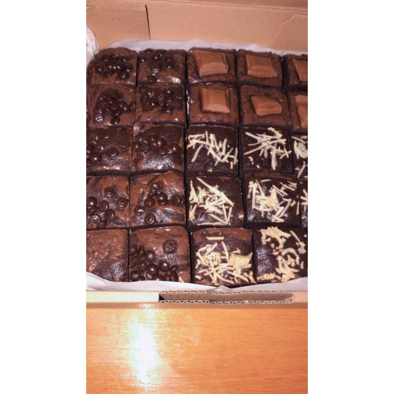 

FUDGY BROWNIES 3 topping