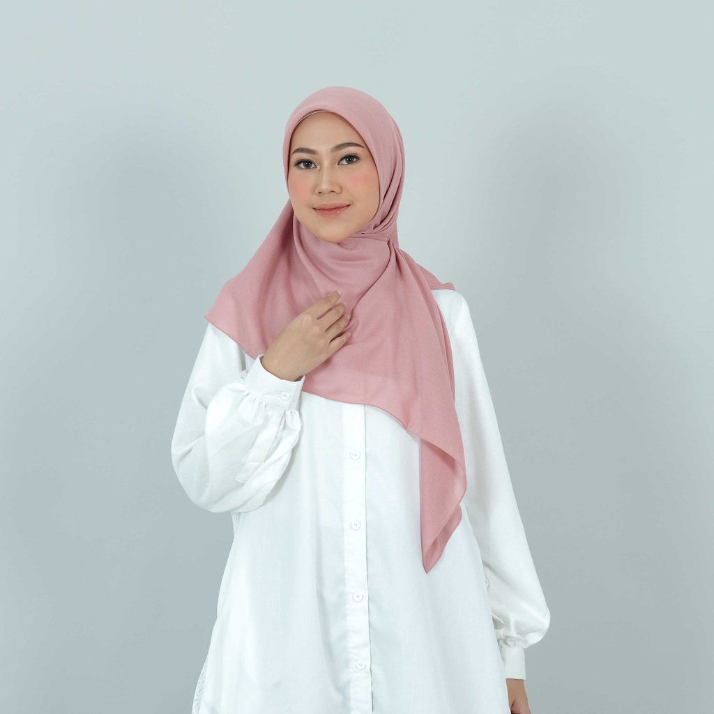 HIJAB DEENAY ALLURA DUSTY PINK PREMIUM MATERIAL BERLIN JAHIT TEPI 115X115CM JILBAB WANITA CANTIK HIJ