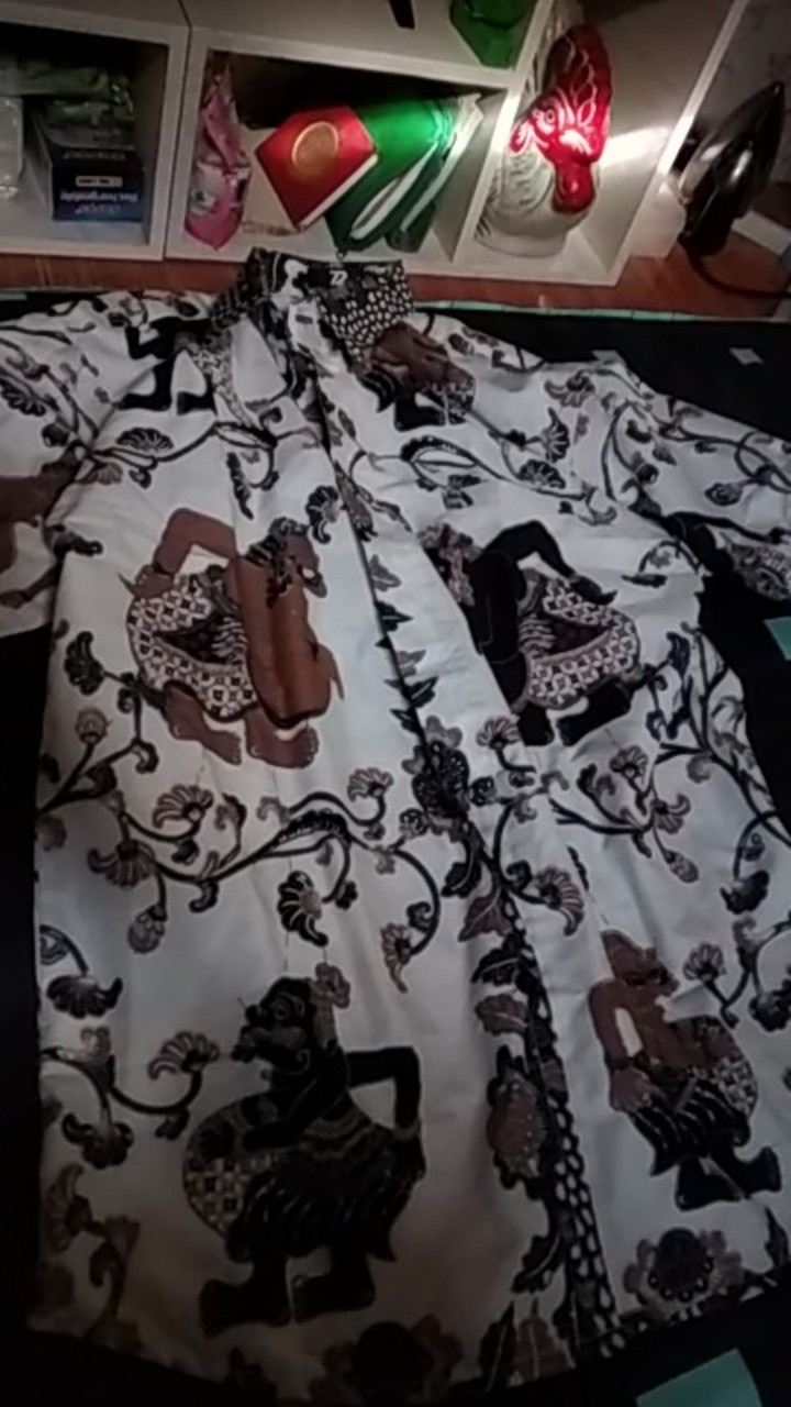 Kemeja Batik Pria Lengan Panjang Slimfit Premium Motif Wayang Warna Putih Tulang 724735 Cap 72
