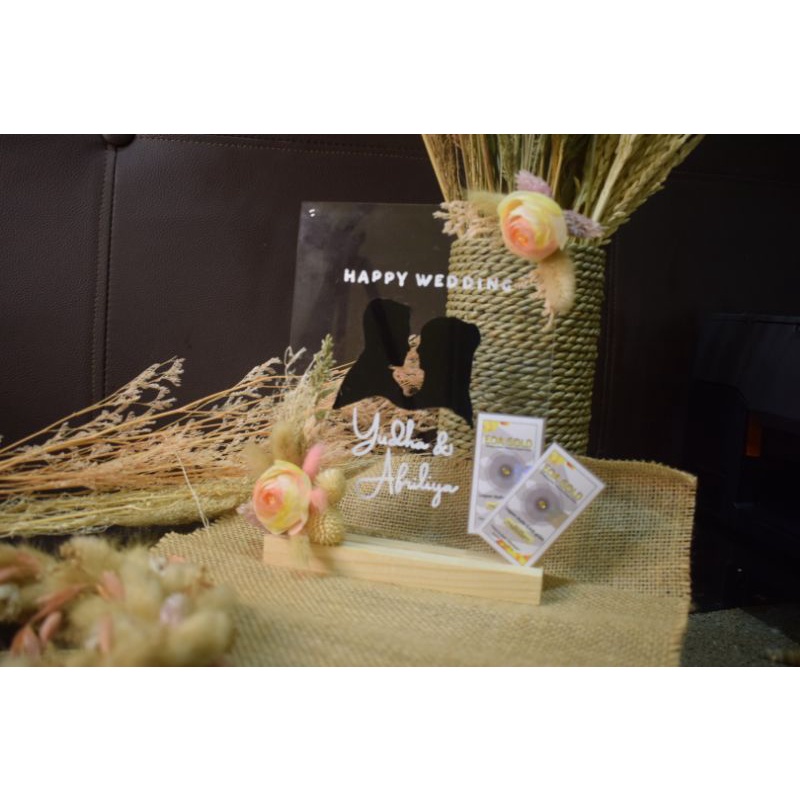 Gift Unik Standing Akrilik with Dried Flowers _kado wedding,kado wisuda