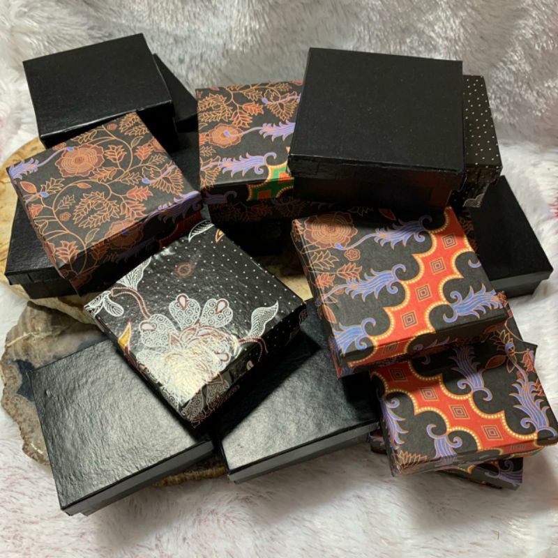 

Gift box / Kotak Kado 7x7cm Lapisan Dalam