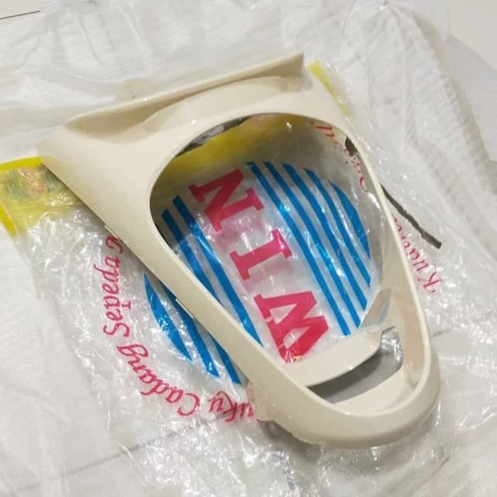 Cover lampu stop scoopy fi 2013 2016 cream