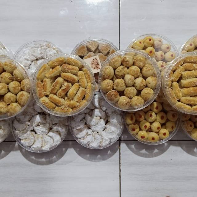 

Kue Kering premium nastar, katengel, putri salju dan kue kacang