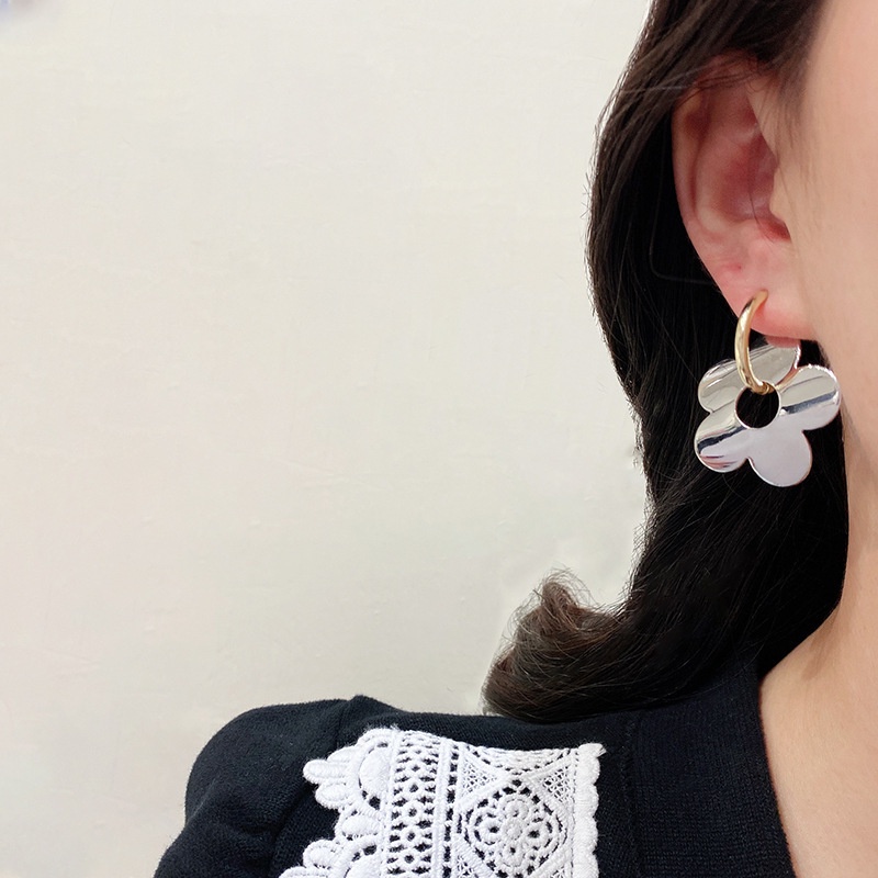 Anting Bentuk Bunga Bahan Metal Gaya Korea