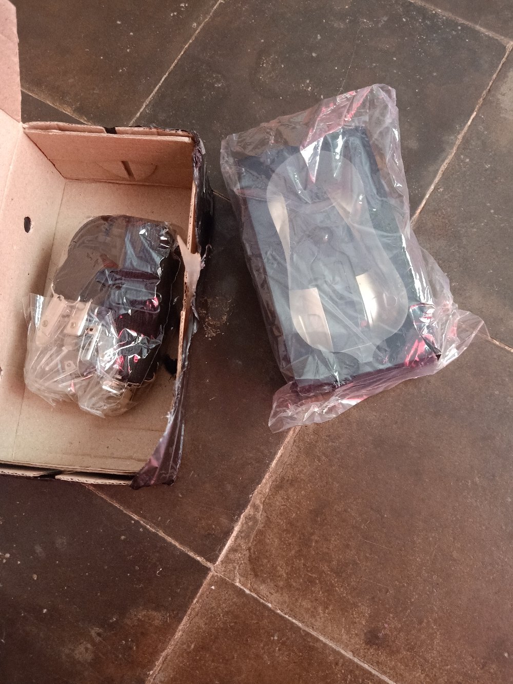 4 Pcs Penjepit Pengencang Merapikan Sprei Tali Segitiga Sheet Grips – Hitam