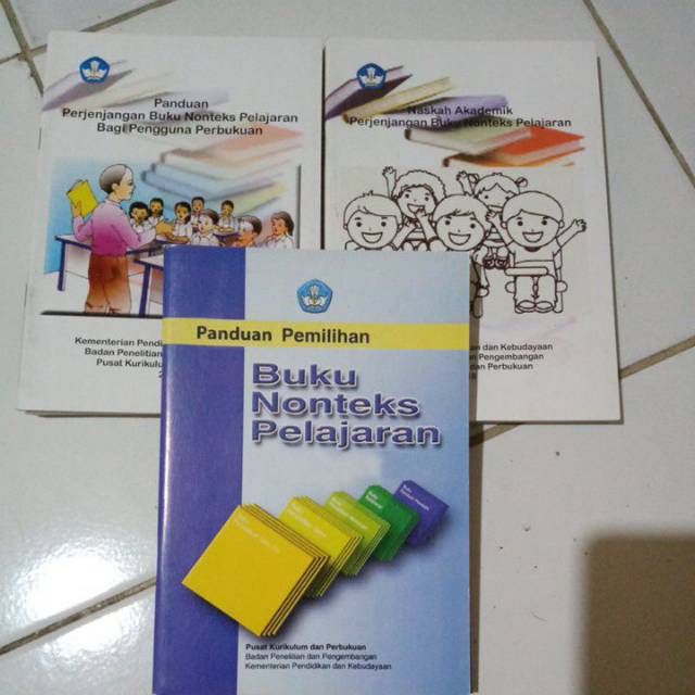 Sepaket panduan perkembangan buku nonteks pelajaran. 3 buku