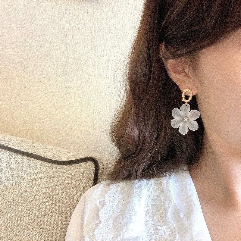 Anting Bentuk Bunga Gaya Korea Untuk Musim Panas